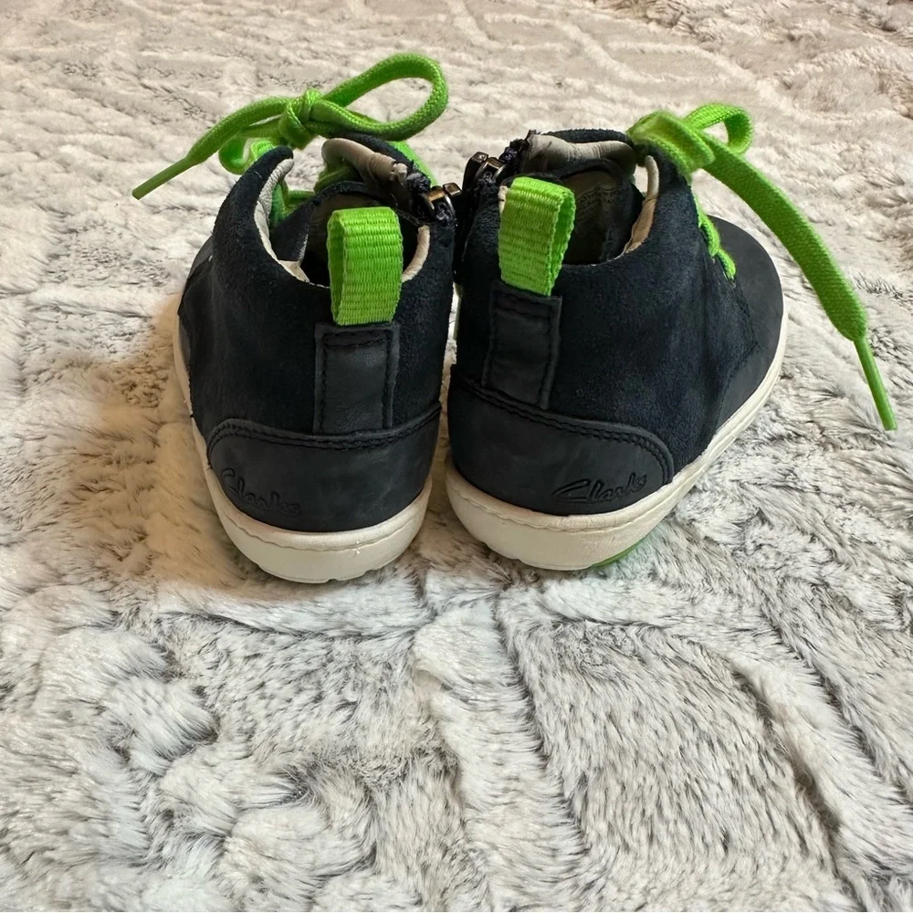 Clarks Boys Suede Boots side zip size 6 toddler